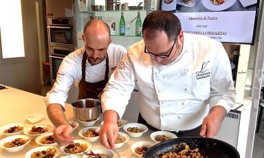 Vitantonio Lombardo durante lo showcooking ieri a Identità Expo. Lo chef lavora alla Locanda Severino di Caggiano (Provincia di Salerno. Tel: +39.0975.393905)