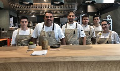 La solida e giovanissima brigata dello chef colombiano, saldamente radicato in Italia, Roy Caceres al ristorante Orma, nuova insegna in via Boncompagni a Roma
