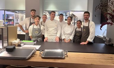 Foto di gruppo al pass con Giorgio Pignagnoli e l'executive chef di Identità Golose Milano Edoardo Traverso
