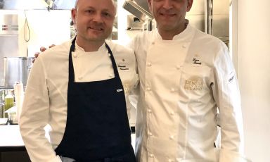 Mercoled&igrave; 16 Marzo gli chef Heinrich Schneider (Terra &ndash; The Magic Place, 2 stelle Michelin in Val Sarentino) e Luca Landi&nbsp;(Lunasia, ristorante 1 stella Michelin dell&rsquo;Hotel Plaza e de Russie di Viareggio) hanno inaugurato la prima delle 3 serate della Settimana Gastronomica Relais & Ch&acirc;teaux, per condividere, attraverso il gusto, lo spirito del Manifesto&nbsp;. Ancora due imperdibili appuntamenti&nbsp;&nbsp;gioved&igrave; 17, con&nbsp;Fabio Cappiello&nbsp;e&nbsp;Fumiko Sakai&nbsp;(Vespasia di Palazzo Seneca&nbsp;a Norcia) e&nbsp;Francesco Sposito&nbsp;(Taverna Estia&nbsp;a Brusciano, Napoli), e&nbsp;venerd&igrave; 18 marzo&nbsp;con&nbsp;Juan Camilo Quintero&nbsp;(Il Poggio Rosso del Borgo San Felice&nbsp;a Castelnuovo Berardenga, Siena) e&nbsp;Giorgio Pignagnoli&nbsp;(Nove a Villa della Pergola&nbsp;ad Alassio, Savona). Per info e prenotazioni consultare il sito dell'Hub
