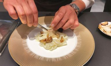 Le mani del resident chef di Identità Golose Milano, Alessandro Rinaldi, mentre completano l'antipasto che apre il menu a base di funghi, ideato per i primi lunedì sera in via Romagnosi 3 da Andrea Ribaldone
