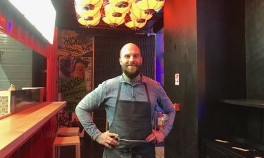 Lo chef Eugenio Roncoroni all'interno del primo punto vendita "fisico" di Al Mercato Street. 8 sgabelli e la volontà di favorire l'asporto
