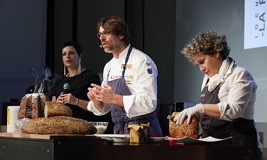 Il veronese Renato Bosco ha aperto la mattinata di Sala Blu 2 dedicata a pane, pandoro e panettone: scienza e protagonisti di impasti e lievitazioni, in collaborazione con Petra e Molino Quaglia e Francesca Barberini (in foto, a sinistra), moderatrice dell'intera giornata (foto Brambilla/Serrani)
