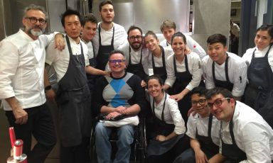 «All’Osteria Francescana, finito il pranzo, di solito vado a salutare in cucina. C’è un gradino abbastanza alto da scendere. Mi portano loro»: scrive così Felice Marchioni, raccontando l'accoglienza che gli riserva la squadra di uno dei suoi ristoranti del cuore (qui potete leggere un'intervista fatta qualche mese fa con Marchioni, per presentare la sua storia)
