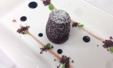 Il Tortino di cioccolato fondente 75% cotto al vapore, gelatina al melograno e salsa al cacao amaro è il piatto scelto da Gateano Servidio, chef del Menelao a Santa Chiara di Turi (Bari)
