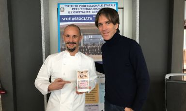 Enrico Crippa e Davide Oldani al termine della lezione tenuta dal primo all'Istituto Alberghiero Olmo di Cornaredo, a pochi passi dal D'O. In mano, Crippa tiene il regalo che l'istituto ha voluto donargli, un'opera a lui dedicata e realizzata dall'artista Maurizio Galimberti
