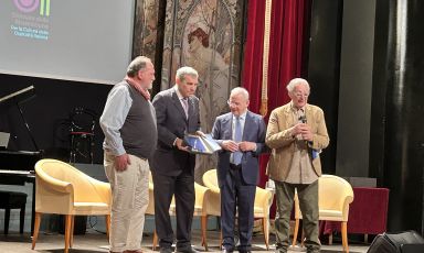 Paolo Marchi e Claudio Ceroni ricevono il premio sul palco del Teatro Salone Margherita di Roma, con loro sono Lino Stoppani e Davide Rampello
