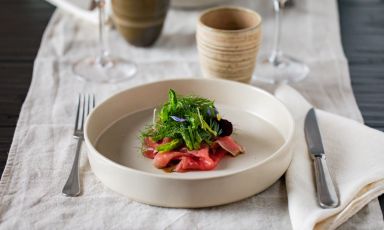 Carpaccio di magatello di Fassona piemontese, salsa di pane tostato, zenzero, aceto, pepe: il Piatto del 2022 di Fabio Sgrò e Ugo Alciati della Locanda della Rocca

