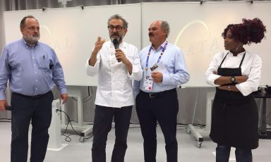 Massimo Bottura al microfono ieri sera durante la terza cena Identità Golose-Eataly sulla biodiversità italiana, ospite era questa volta l'Africa. Con lui sono Paolo Marchi, Oscar Farinetti e Victoire Gouloubi