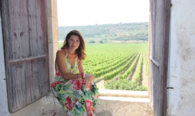 Gaetana Jacono mostra i vigneti di Valle dell'Acate
