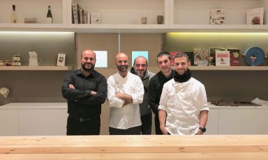 Leonardo Marongiu, che spunta proprio al centro, con i suoi collaboratori all'Hub di Macomer: da sinistra Massimo Delogu, Vittorio Manunza, Andrea Puggioni e Cristian Deriu
