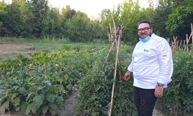 Agostino Iacobucci nel nuovo orto del quale è orgoglioso ed è anche la grande novità del suo Agostino Iacobucci Ristorante alle porte di Bologna
