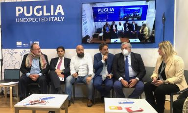 L’unione fa la forza. Alla Bit i protagonisti di Puglia, Identità e storie di gola: Michele Emiliano, presidente Regione Puglia, Gianfranco Lopane, Assessore al Turismo, Sviluppo e Impresa turistica Regione Puglia, Aldo Patruno, direttore Dipartimento Cultura e Turismo Regione Puglia, Luca Scandale, direttore generale di Pugliapromozione, Paolo Marchi, ideatore e curatore di Identità Golose, Domingo Schingaro executive chef del ristorante Due Camini di Borgo Egnazia e Serena Brandi, Responsabile ufficio prodotto turistico della Direzione generale

