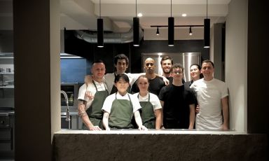 La squadra, molto italiana, del Brace a Copenhagen. Da sinistra in secondo piano Christopher Catalano, Andrea Berdin, Hannibale Barka, Alessio Calabrese, Mariam Fathi. Davanti, Haram Lami, Alessia Capelli, Salvatore Moschetta e lo chef-patron Nicola Fanetti, primo da destra
