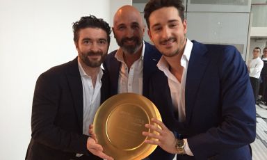 Il Ronchettino di Milano è il premiato dalla people's choice della prima edizione di TheFork Restaurants Awards - New Openings by Identità Golose. Nella foto, lo chef Federico Sisti, a sinistra, e patron Francesco Angelillo, a destra, mostrano il trofeo con Andrea Ribaldone, il top chef che ha candidato la loro struttura tra le 70 segnalate dai grandi nomi della cucina italiana 

