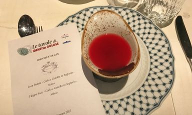 La cena di lunedì 30 gennaio da Carlo e Camilla in Segheria si è aperta con questo incrocio tra un cocktail e un amuse-bouche: Bloody BeatRoots. Una tartare di barbabietola (che si trovava in un contenitore sottostante) accompagnata da un cocktail a base di ingredienti rossi. Il consiglio di chef e barman che l'hanno ideato è stato di unirli e di degustarli insieme
