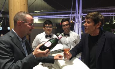 Gianni Morandi l'altro giorno sulla terrazza di Identità Expo S.Pellegrino, mentre si fa servire dal bartender Fabiano Omodeo un flûte di bollicine rosé