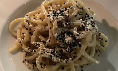 Tonnarello burro, alici, lemongrass e sesamo misto: il primo piatto che ordineremmo di nuovo da Onda Osteria
