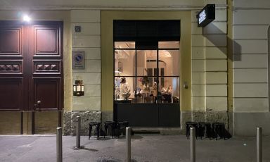 L'ingresso di Vasiliki Kantina, in via Clusone 6, a Milano
