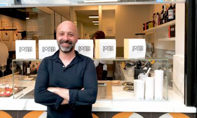 Niko Romito davanti al suo nuovo Bomba a Milano, piazza XXV Aprile 12
