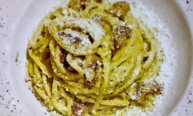 La Carbonara di Nabil Hadj Hassen, chef di Roscioli, Roma. Per Eleonora Cozzella, autrice del libro "La Carbonara Perfetta" rappresenta la ricetta ideale
