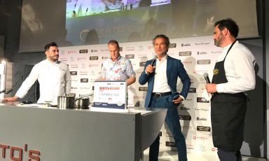 Fabrizio Nonis, Riccardo Forapani, Carlo Mangini and Paolo Gennari on the stage of Sala Blu 2 for the first lesson of Identità di Formaggio in partnership with Parmigiano Reggiano
