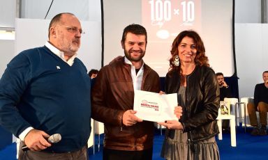 Enrico Bartolini premiato da Paolo Marchi ed Elisabetta Serraiotto del consorzio Tutela Grana Padano. E' lui lo chef dell'anno per la guida Identità Golose 2016, che sarà presentata lunedì mattina a Expo 2015, nella sua nuova veste completamente rinnovata e digitale