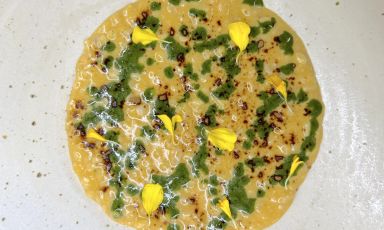 Orzotto alle albicocche, foglie di fico e liquirizia è il Piatto della bella stagione di Alex e Vittorio Manzoni, chef del ristorante Osteria degli Assionica a Sorisole (Bergamo)
