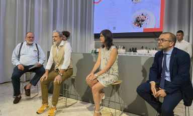 La presentazione del progetto martedì 6 settembre all'Hub di Identità Golose Milano: da sinistra, l'ideatore di Identità Golose Paolo Marchi, il direttore del Consorzio Garda Doc Carlo Alberto Panont, la presidente di Ascovilo e vicepresidente di Garda Doc Giovanna Prandini, e l'assessore all'agricoltura di Regione Lombardia Fabio Rolfi
