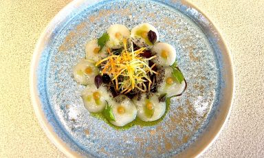 Hotate usuzukuri è il Piatto dell'estate 2023 di Maurizio Tinelli e Andrea Fontana, entrambi chef del ristorante Yuki Cucina Giapponese, a Noci (Bari)
