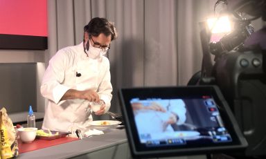 Carlo Cracco inquadrato da una delle telecamere che riprendono le lezioni di Identità Golose On The Road - Digital Edition. La lezione di Cracco per Identità di Pasta sarà trasmessa in live streaming sul sito di Identità Golose domenica 25 ottobre alle ore 13, e sarà seguita dalle lezioni di Andrea Berton, Valeria Piccini, Cristiano Tomei, Matias Perdomo e Gianfranco Pascucci
