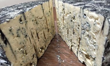 "Erica blu", un erborinato stile stilton prodotto da Marco Bernini nella sua fattoria La Cavarchella, via Ca&rsquo; d&rsquo;Andrino 6, Pozzol Groppo (Al),&nbsp;fattoriabernini@gmail.com&nbsp;(foto Passera)