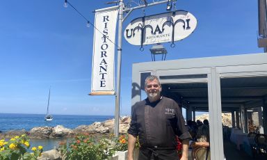 Leandro Carotenuto, chef del ristorante Umami sull'Isola d'Elba: &egrave; un locale specializzato in pesce freschissimo, ma sa anche proporre piatti golosi per chi segue un regime alimentare vegetariano o vegano

