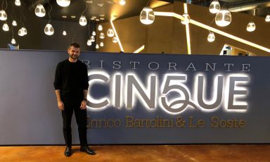 Enrico Bartolini davanti all'entrata del suo nuovo ristorante Cinque (&egrave; il quinto in Italia) all'interno del Fico Eataly World di Bologna. Lo chef ci annuncia la prossima apertura anche di due bistrot a Milano. E altro ancora...
