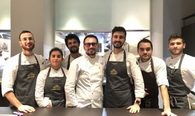 Due brigate diventano una cosa sola: ospite per un nuovo appuntamento con Vini e Chef della Lombardia - la rassegna promossa da Ascovilo e Regione Lombardia con Identità Golose -, lo chef Federico Sgorbini del ristorante Lino di Pavia, premiato recentemente dalla Rossa con una stella Michelin. Assieme a lui, la brigata di Identità Golose Milano capitanata da Edoardo Traverso. Per scoprire le prossime cene in calendario, clicca qui
