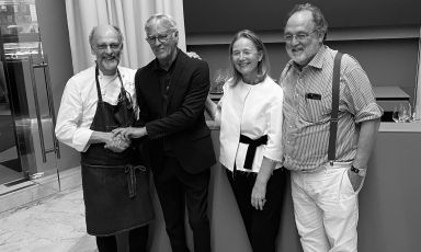 Da sinistra lo chef de La Madonnina del Pescatore a Senigallia (Ancona) e del Clandestino Susci Bar sulla spiaggia di Portonovo, Moreno Cedroni, il regista Massimo Tomagnini, Mariella Organi, moglie di Moreno e regina della sala italiana, e Paolo Marchi. Tutte le foto sono a cura di Marialuisa Iannuzzi
