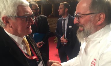 Antonio Santini del Pescatore di Runate a Canneto (Mantova) si congratula con il neo-3 stelle Norbert Niederkofler: "La lezione per i cuochi?" ha commentato a caldo lo chef del St Hubertus a San Cassiano (Bolzano), "non bisogna ricercare ingredienti lontani per arrivare certi traguardi"
