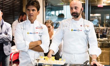 I protagonisti dell'ultima lezione di Identità New York 7: l'americano Matthew Kenney,uno degli chef più noti in materia di crudismo e plant-based philosophy, approccio vegano, e l'abruzzese Niko Romito, chef di Reale Casadonna a Castel di Sangro in Abruzzo (3 stelle Michelin), Spazio a Roma e Milano e Niko Romito Formazione (foto Brambilla/Serrani)
