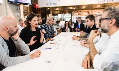 Alcuni dei protagonisti della tavola rotonda “Talent and the mentorship, a mutual opportunity”, organizzata da S.Pellegrino a New York, un prologo interessante della finale della seconda edizione della S.Pellegrino Young Chef, che si terrà a Milano dal 13 al 15 ottobre. Nella foto si riconoscono, da sinistra, Niko Romito, la moderatrice dell'incontro Pavia Rosati, Carlo Cracco, Alex Atala, Dino Borri, il console italiano a New York Francesco Genuardi, Alex Stupak, Emma Bengtsson e Massimo Bottura (foto Brambilla/Serrani)
