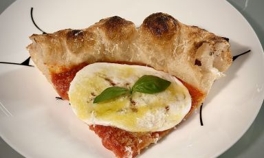 Semplice non vuol dire facile, cioè la Margherita fritta e al forno di Confine, a Milano. Antico pomodoro di Napoli, mozzarella di bufala Campana DOP, Parmigiano Reggiano, olio extravergine di oliva Incuso e basilico completano il quadro, per un'indimenticabile climax che rapisce vista, olfatto e gusto
