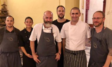 Lo staff che ha cucinato giovedì scorso al Palazzo Verdala di Malta. Era un'anteprima del ristorante Esenzi di Mark Weingard, contenuto nel resort Iniala, apertura prevista gennaio 2019. Tim Butler (terzo da sinistra) è chef americano del ristorante Eat Me a Bangkok, 33mo nella 50Best Asia, e dell'Iniala hotel di Phuket, ancora in Tailandia
