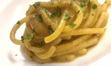 Lo Spaghettone aglio, olio, biryani, un piatto del menu Brace a cura di Vincenzo Artadi, chef di Miro Osteria del Cinema, Milano
