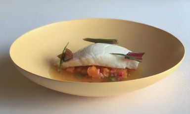 Dotto al vapore, mostarda di zucca, brodo di mare allo zafferano: la ricetta della rinascita di Nicola Dinato
