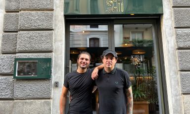 Davide De Luca (resident chef) e Álvaro Clavijo davanti all'entrata di Mitu, Spirit of Colombia a Milano, il locale dell'imprenditore Ivàn Cordoba - Foto Annalisa Cavaleri
