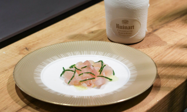 Carpaccio di dentice reale con citronette e salicornia, un piatto che si regge sul perfetto equilibrio tra sapori netti, puliti, e per questo di grande effetto nell'abbinamento con il Blanc del Blancs di Ruinart
