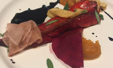 Amarcord, piatto presentato da&nbsp;Misha Sukyas, chef del ristorante&nbsp;Puzzle&nbsp;di Milano,&nbsp;alla cena benefica del&nbsp;Centro Clinico Nemo. Tra i tanti accorgimenti tecnici della ricetta, lo sgombro&nbsp;&egrave; marinato nel sangue di bue
