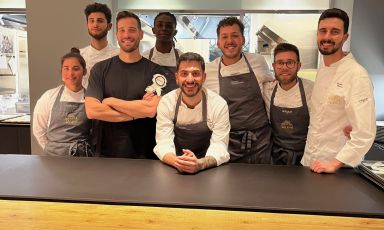 I due protagonisti della serata con l'executive chef di Identità Golose Milano Edoardo Traverso e la brigata dell'Hub
