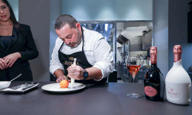L'eleganza&nbsp;e la freschezza aromatica degli champagne Ruinart hanno accompagnato la cucina elegante e leggera dello chef Giuseppe Mancino. Nella foto di Amandine Dowle, un momento della preparazione del dessert, il&nbsp;Mandarino in pi&ugrave; consistenze con Ruinart Ros&eacute;
