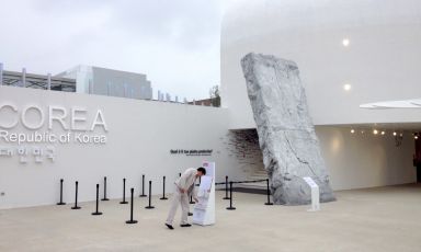 The entrance to the pavilion of the Republic of Korea, the seventh to the left, inside Expo. Inspired by traditional Korean jars, it includes a scenic and interactive journey following three concepts: harmony, healing and health. There’s also a restaurant, Hansik, where to taste the delicacies of the national cuisine