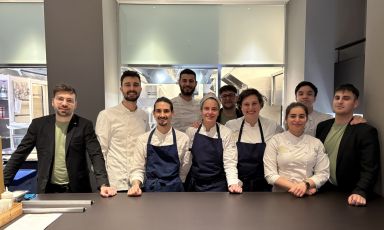 Sara Nicolosi e Cinzia De Lauri, al centro, con Edoardo Traverso, chef di Identità Golose Milano, e le brigate di sala e cucina della serata
